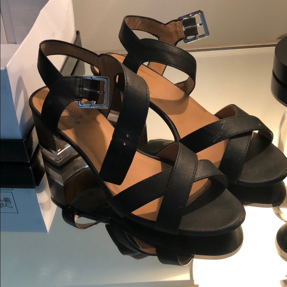 Block heel shoes